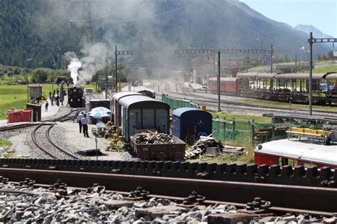 Blick Auf Den Dfb Bahnhof In Oberwald Mit Einem Abfahrbereiten Dampfzug