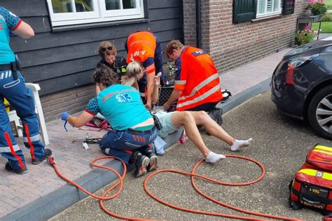 Man Valt Van Ladder Bij Boerderij In Streefkerk En Raakt Gewond