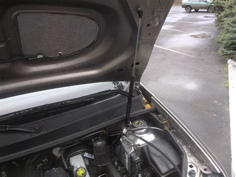 Уплотнительная резинка под капод — Renault Logan (2G), 1,2 л, 2013 года ...