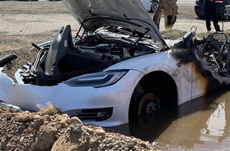 Une tesla prend feu après 3 semaines à la casse circulerpropre fr