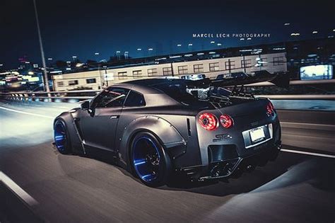 Sleek Liberty Walk R35 Gtr