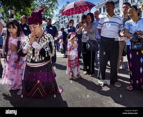 Yangon Yangon Region Myanmar 30th Nov 2017 Women In Traditional Dress Who Were Not Able To