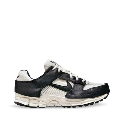 WOMEN'S ZOOM VOMERO 5 'TIMELESS' Sail/Black-Light Bone-Wolf Grey | SUBTYPE