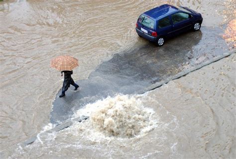 Maltempo A Milano Sottopassi E Strade Allagati Tiscali Notizie