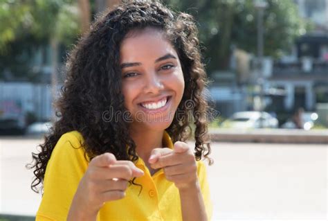 Indicare Ragazza Dell America Latina Con Capelli Scuri Lunghi Fotografia Stock Immagine Di