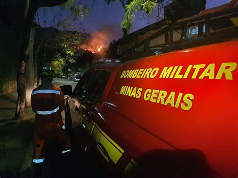 Inc Ndio Consome Rea Da Serra Do Curral No Bairro Mangabeiras Em Bh