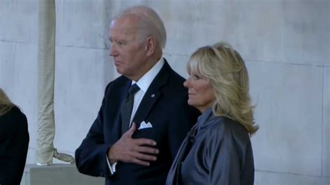 Joe Biden Se Signe Devant Le Cercueil De La Reine Elizabeth Ii