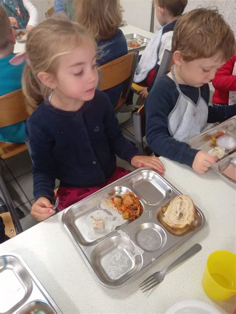 A La Cantine Les Maternelles Sont Servis Table Par Leurs Assistantes