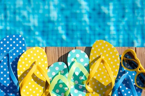 Chanclas De Playa Y Gafas De Sol En Madera Azul Contra El Fondo Del