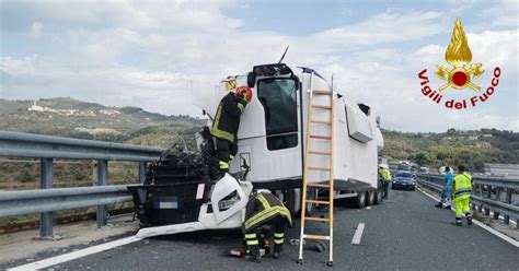 Scontro Tra Tir In A10 Autostrada Chiusa E Poi Riaperta