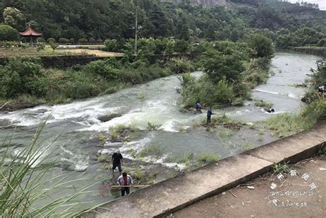 水库泄洪村民湍急水流中捞鱼 民警及志愿者及时劝阻 嵊州新闻网