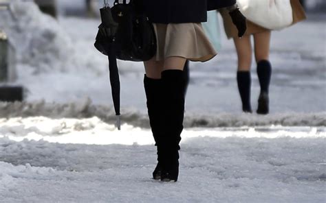 日本女孩冰天雪地里为啥还光腿