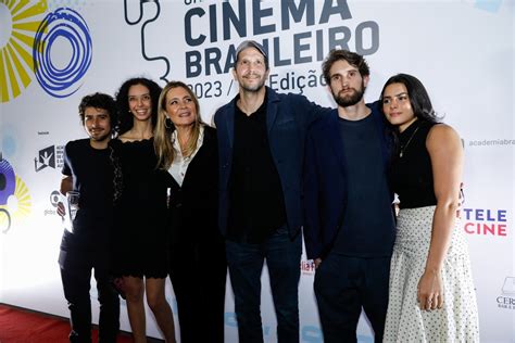 Adriana Esteves e Vladimir Brichta levam filhos e genros à premiação