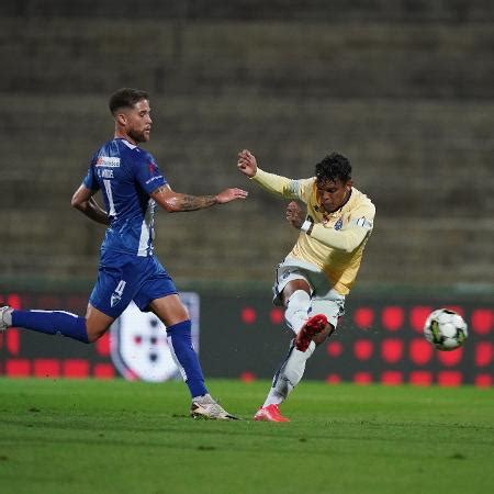 Gabriel Veron esbanja categoria para fazer 1º gol pelo Porto assista