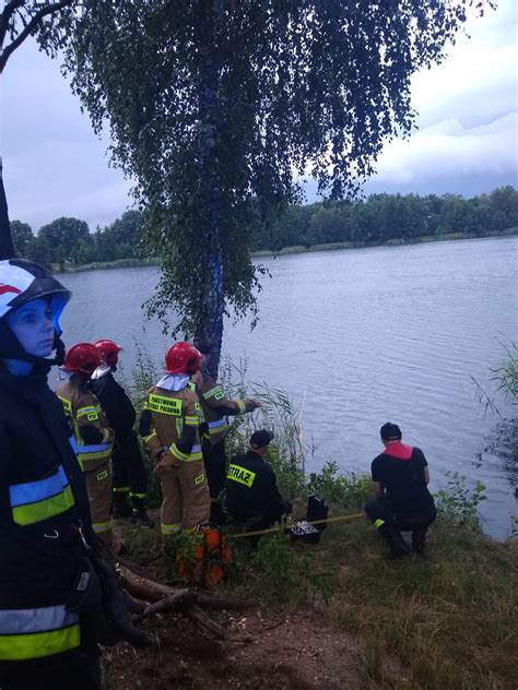 Samochód osobowy stoczył się do zbiornika wodnego w Rokitkach Komenda