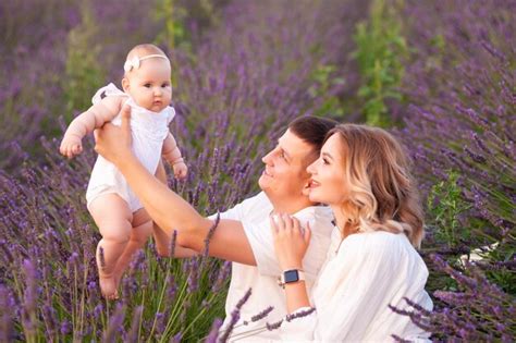 Hermosa Familia Joven En El Campo De Lavanda De Flor Morada Vacaciones