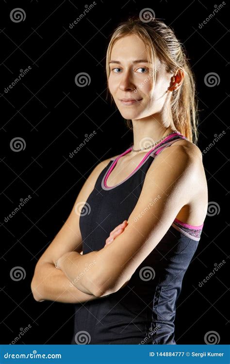 Portrait De Jeune Femme Sportive De Sourire Sur Le Noir Image Stock