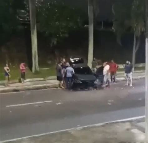 Carro Despenca De Barranco No Meio De Avenida Em Manaus