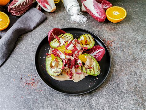 Gebratene Avocados Mit Sommerlichem Orangen Radicchio Salat Und Chili