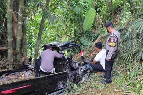 Mobil Bak Terbuka Masuk Jurang Kedalaman 30 Meter Di Ciamis Delapan