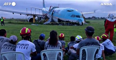 Filippine Aereo Con 173 Persone A Bordo Finisce Fuori Pista Durante L