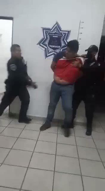 El Gráfico on Twitter Graban a policías golpeando a un hombre