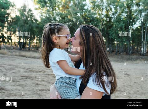 Papa joue avec sa fille Banque de photographies et dimages à haute