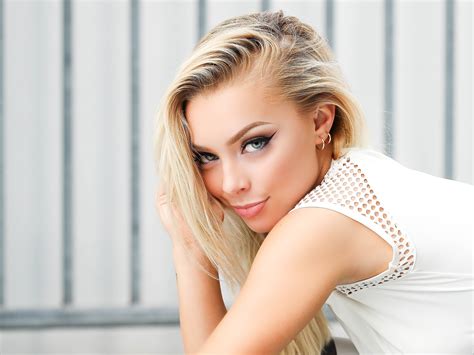 Charming Fashion Blonde Supermodel Preview Wallpaper