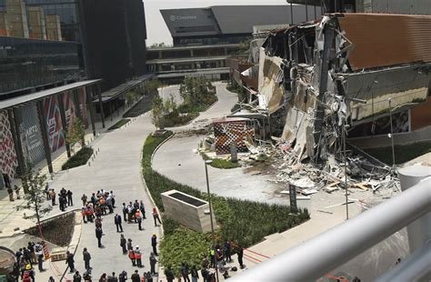 Se derrumba parte de plaza comercial en Ciudad de México AP News