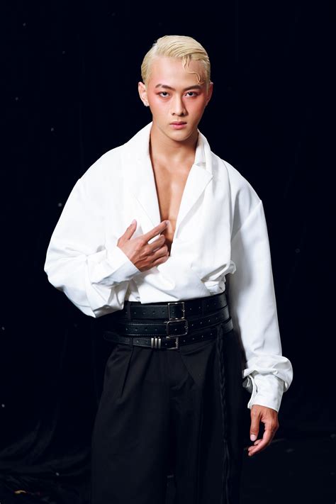 Dàn mỹ nam bán nude khoe cơ bắp múi bụng trên sóng truyền hình