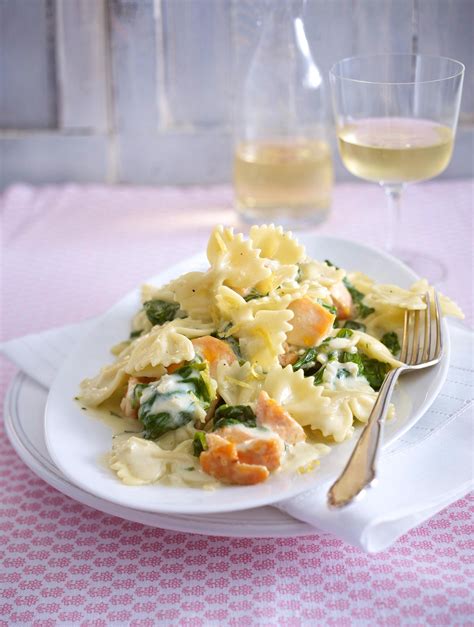 Farfalle mit Lachs Zitronen Soße Rezept LECKER