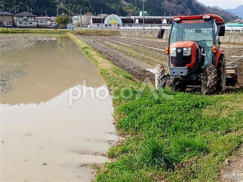 トラクターと水を張った田んぼ ② No 29498691｜写真素材なら「写真ac」無料（フリー）ダウンロードok