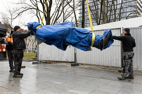 Lublin Figura Kaczyńskiego stanęła na postumencie W sobotę prezes PiS