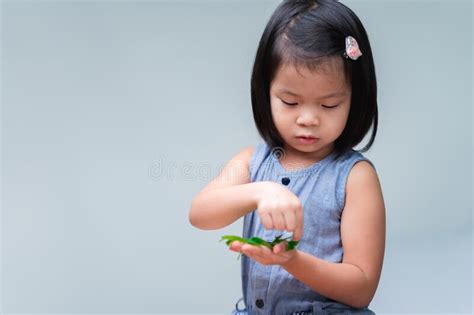 Enfant 45 Ans S Amusent Avec La Colle Blanche Avec Les Mains Les