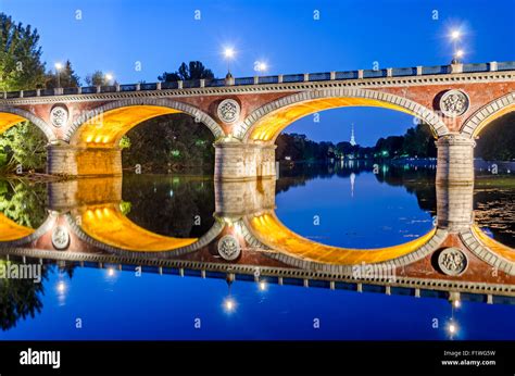 Turín Torino Ponte Isabella y el río Po en la hora azul con Mole