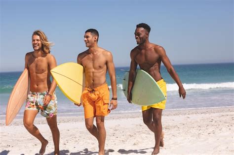 Amigos Hombres Felices Caminando Con Tablas De Surf En La Playa Foto