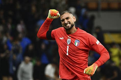 Gianluigi Donnarumma Avec L Italie Paris Saint Germain