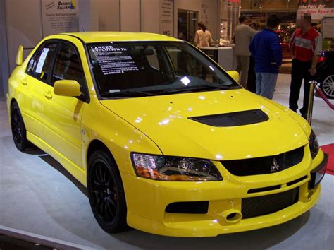 E Car Wallpaper: Mitsubishi Lancer 4 door Family Car