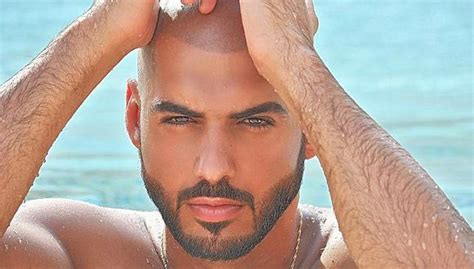 Omar Borkan Mira esta foto del bebé del hombre más guapo del mundo