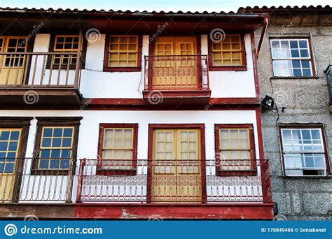 Velhas Fachadas Coloridas Em Guimaraes Porto Foto De Stock Imagem De