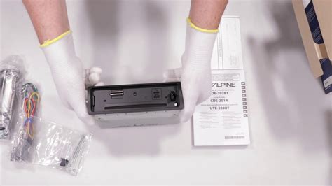 Unboxing Alpine Car radio CDE-201R - YouTube