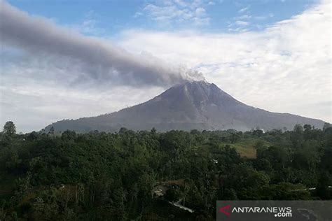 Gunung Sinabung Karo Kembali Luncurkan Awan Panas 2 500 Meter ANTARA News