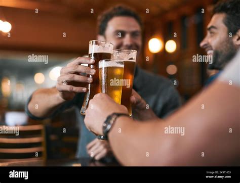 Bonne Journ E De Travail Trois Jeunes Hommes Joyeux Qui Ont Un Toast