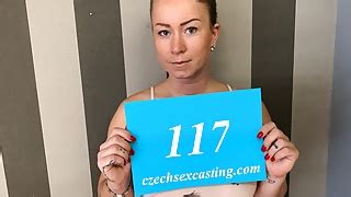 Tschechische MILF spreizt ihre Beine für einen Job xHamster