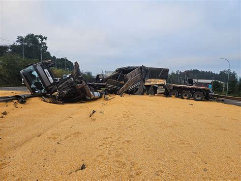 Carreta Carregada Milho Tomba Na Br E Interrompe Fluxo Em