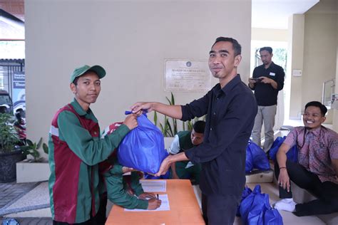 Semarakkan Bulan Suci Ramadhan Ikatan Alumni FKUB Bagikan 180 Paket