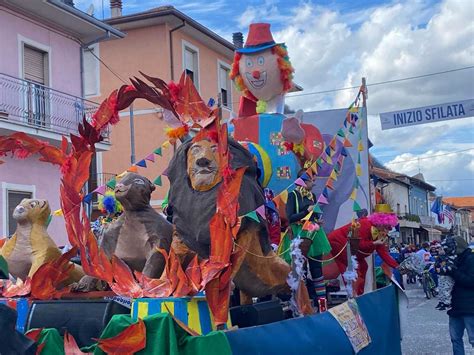 Grande Festa Di Carnevale A Luco Dei Marsi Con Maschere Colorate E