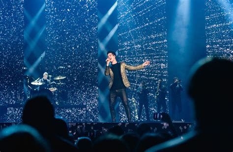 Concert Review Panic At The Disco Melds Theatrics With Sentiment In