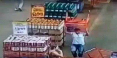 Homem jogou carrinho de compras em mulher dentro de supermercado é