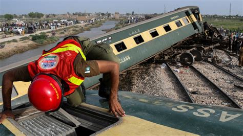 Descarrilamiento de tren en Pakistán deja al menos 30 muertos y más de